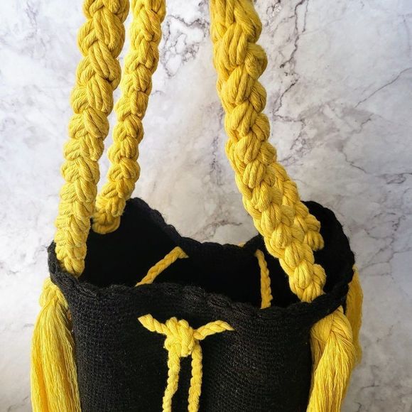 Wayuu
handmade bag with large tassel solid colors mochila yellow black - Picture 3 of 5